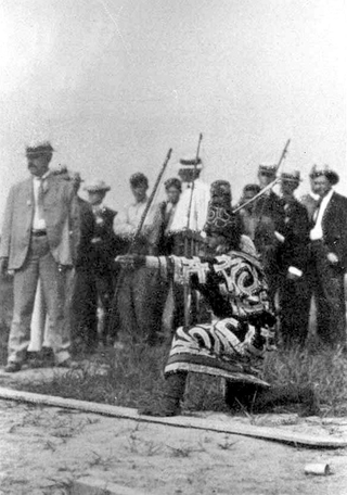 Imagen: Un hombre “compitiendo” en los Anthropology Days. Wikimedia Commons